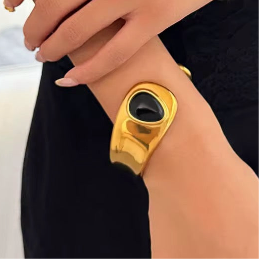 Noir Essence Cuff