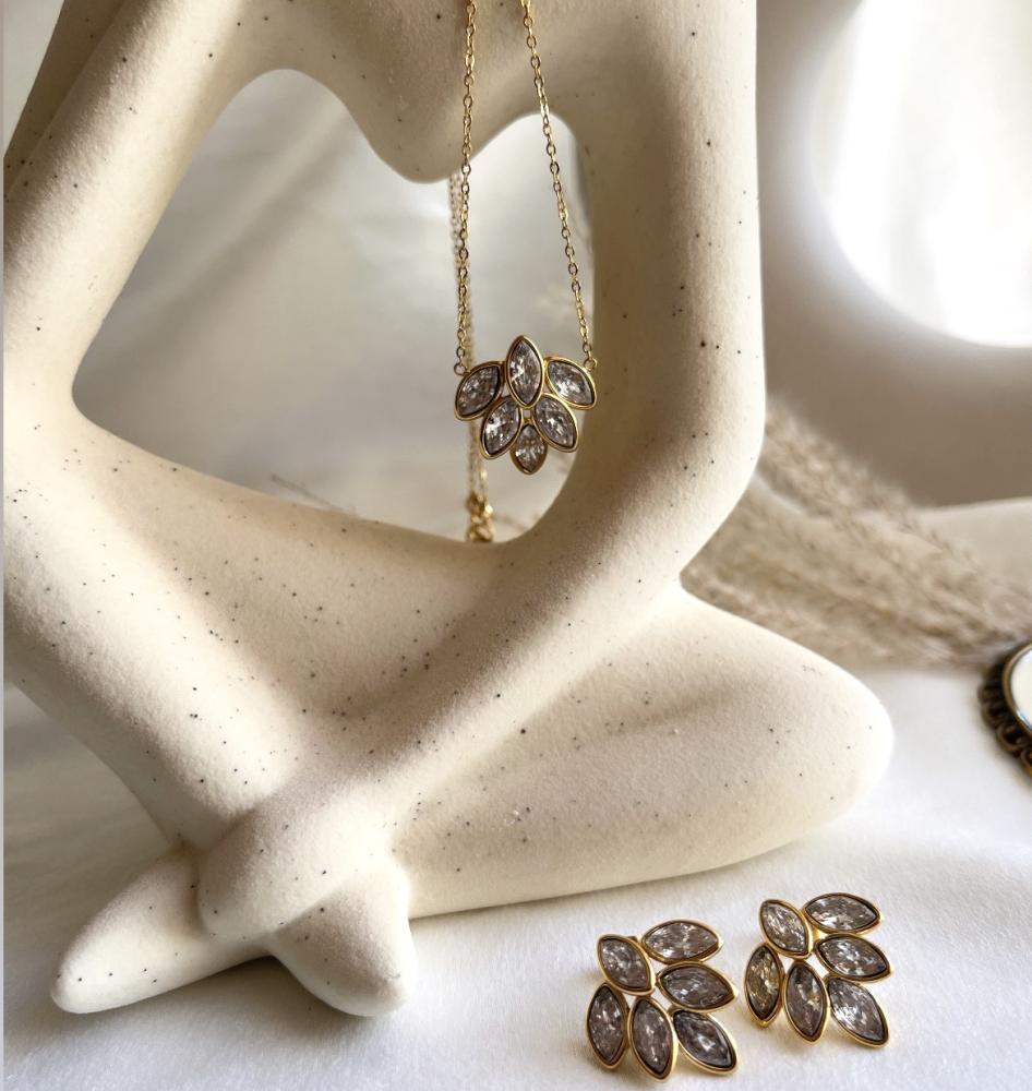 Saraya Leaf Earrings